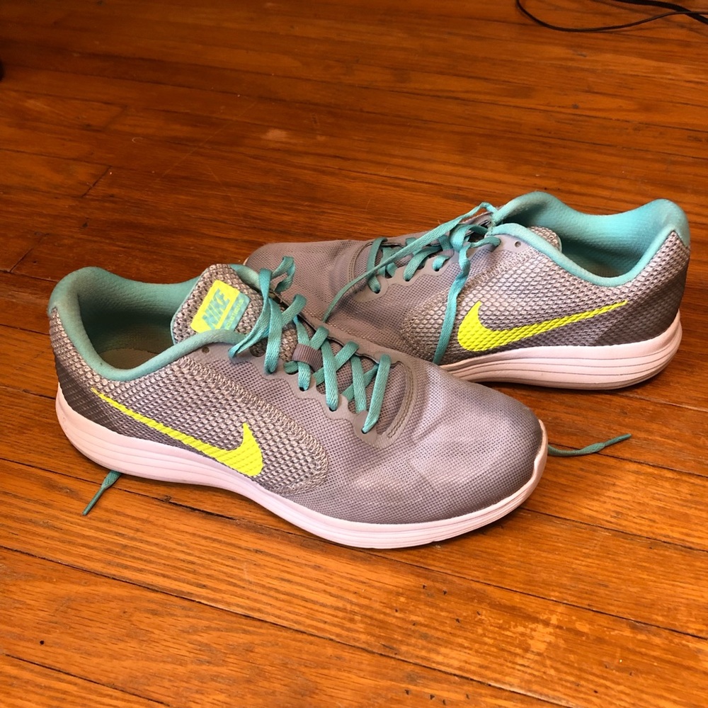Nike Revolutions 3 Runners